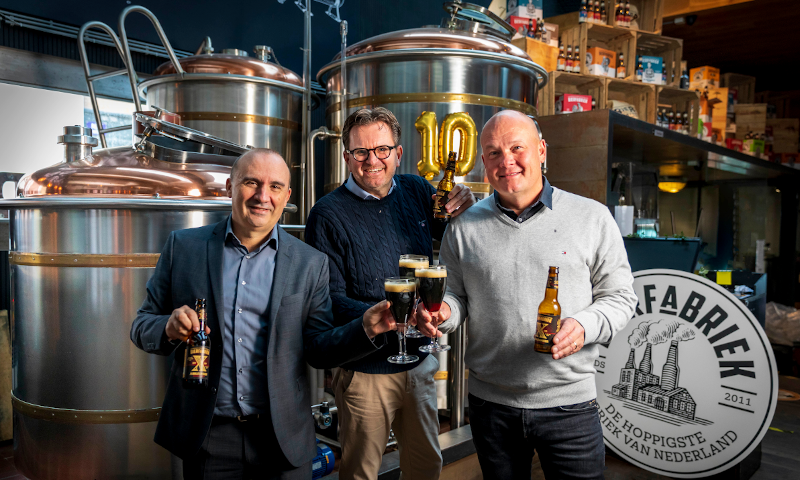 Drie oprichters bierfabriek proosten op 10-jarig jubileum